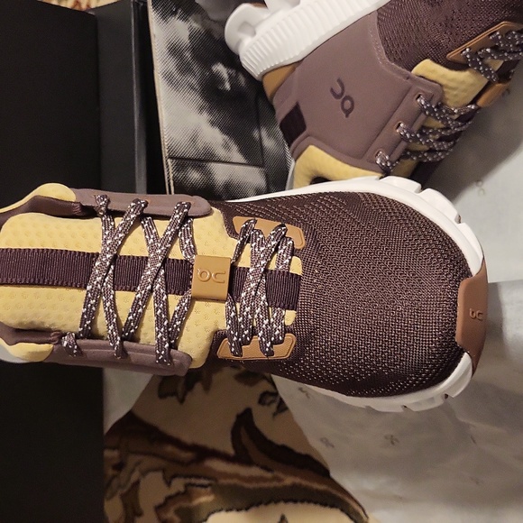 On running cloud Hi Edge Dusk grape Women's US 6 Medium, New Inbox. - Picture 3 of 7